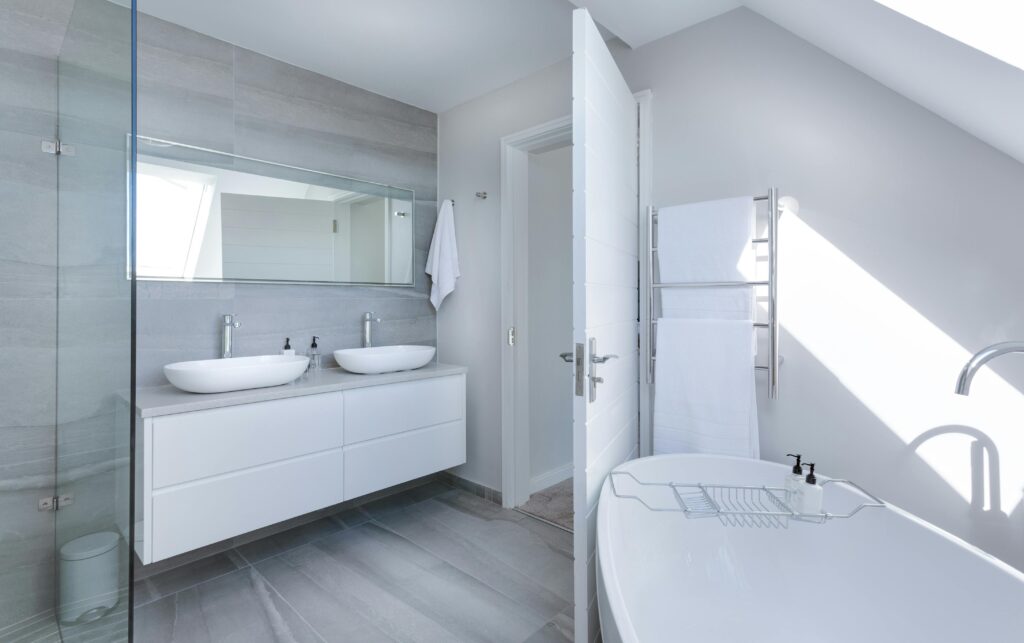 Baño reformado con bañera y doble lavabo instalados por Airfoncal MJ