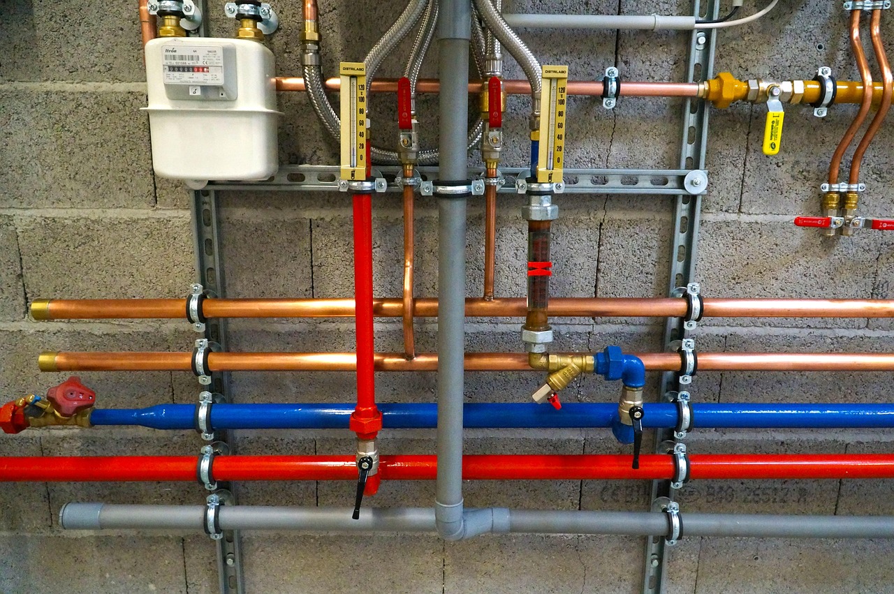 Tuberías de una instalación de fontanería en mantenimiento